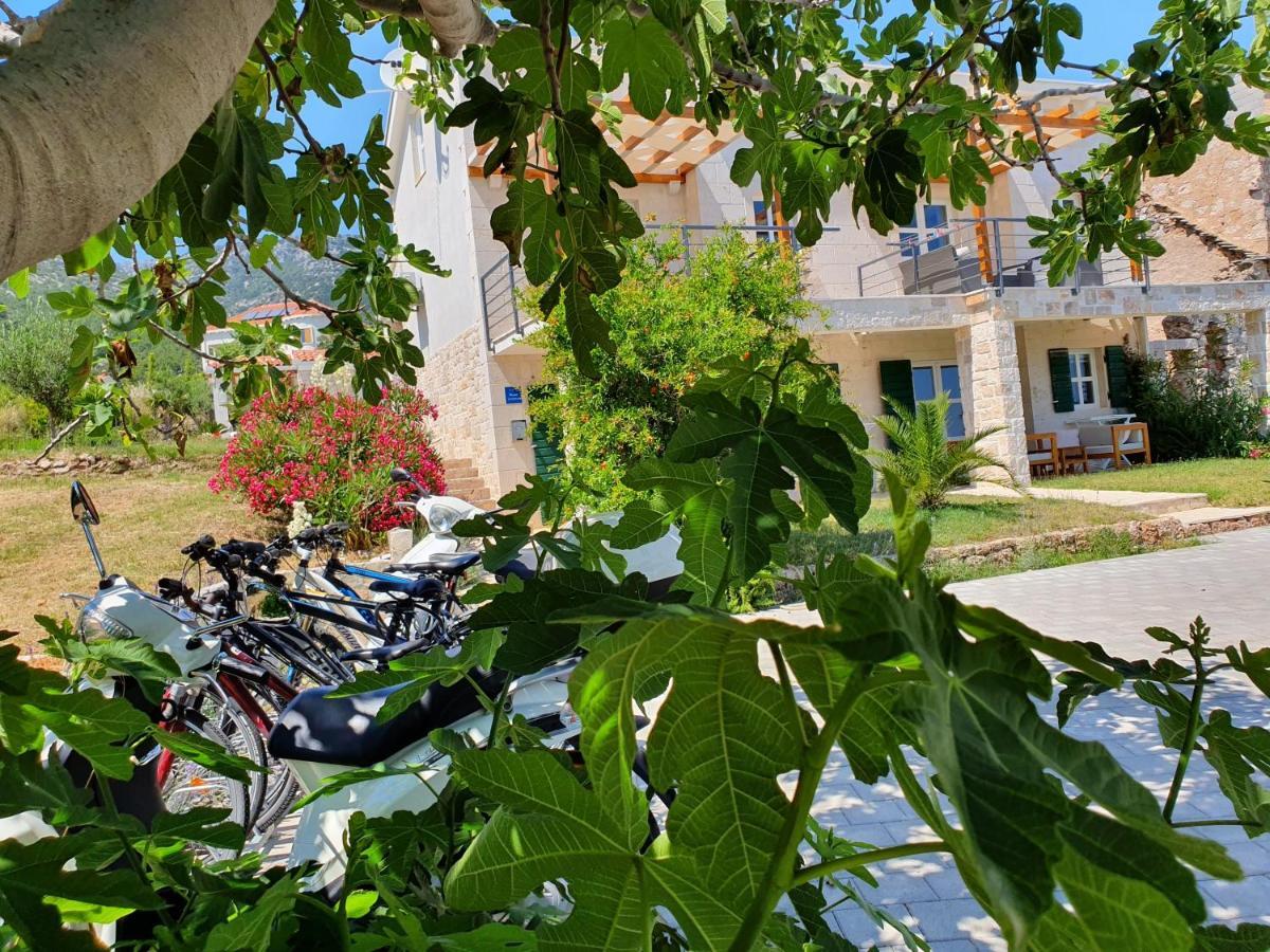 Apartments Lolita Bol Exterior photo